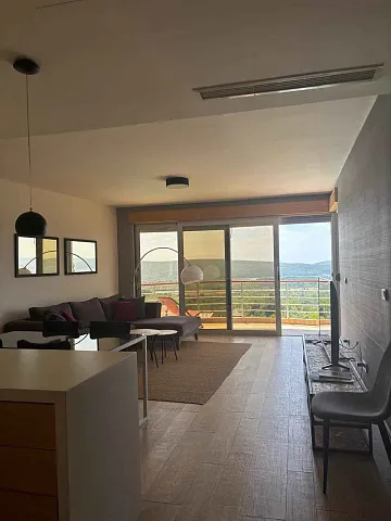 Zu verkaufen: Großzügige, voll möblierte Wohnung mit Meerblick — photo 12